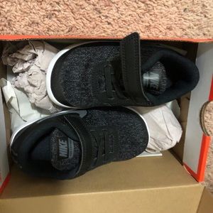 Completely new! Nike flex shoes for boy size toddler 9 gray black color
